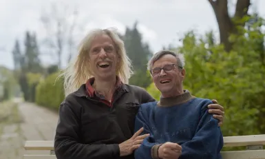 twee lachende mannen buiten