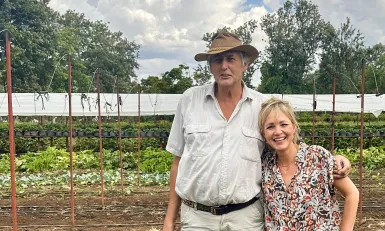 een man en een vrouw tussen de gewassen