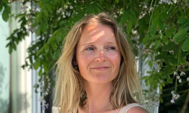 Blonde vrouw met streepjeskleding