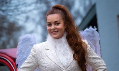 Kim-Lian van der Meij als Gabriël in De kerststal van Nederland