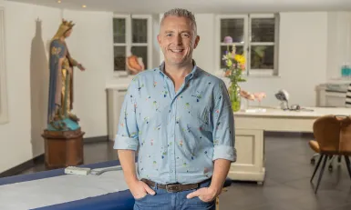 Jef in zijn verloskundigenpraktijk 