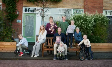 Gezin voor het huis