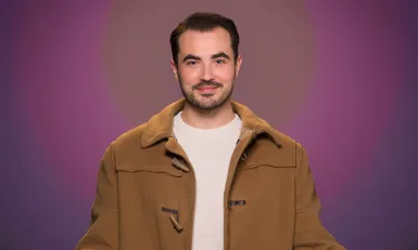 Man met bruine jas en open armen