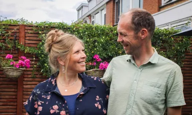 Maarten en Gerdine Blom in de achtertuin 