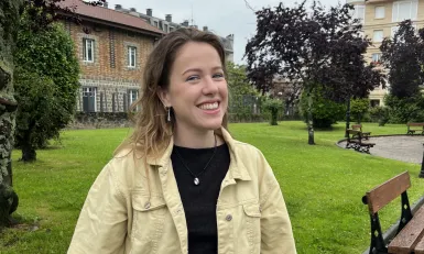 Vrouw op grasveld onder boom