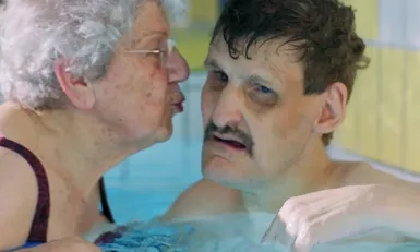 Moeder Tineke en zoon Job in het zwembad 