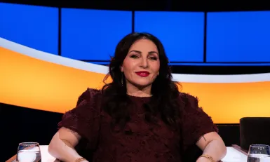 Lachende mevrouw met lang zwart haar 