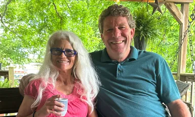 een man en een vrouw lachen