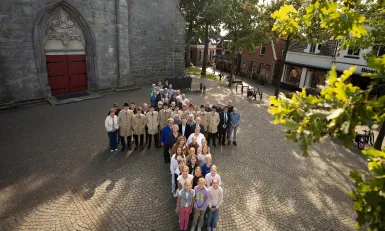 Mensen vormen een groot kruis