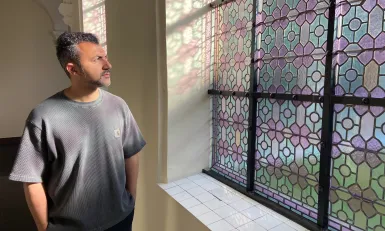 Schrijver en columnist Özcan Akyol bezoekt het klooster
