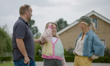 drie lachende mensen