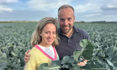 twee mensen met broccoli in hun handen
