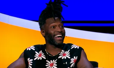 een man in De slimste mens studio