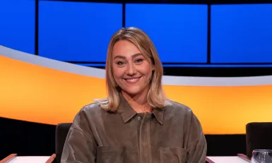 Blonde vrouw met bruine blouse 