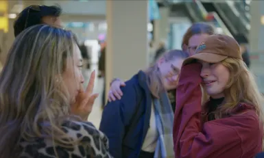 Twee vrouwen nemen afscheid met tranen in hun ogen