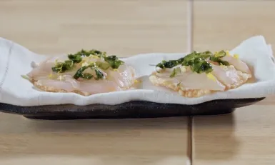 Plaat met rijstkoekje en zeewier