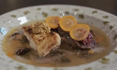 Bord met bouillon en vlees