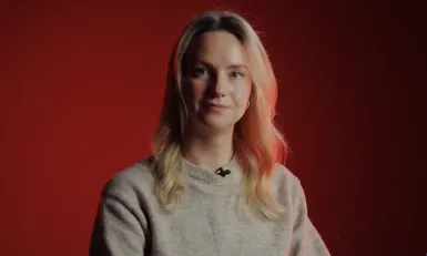 Blonde vrouw met rode achtergrond