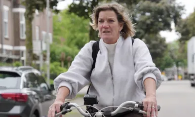 Straatzuster Wendy op fiets