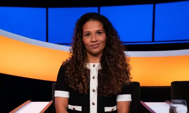 Mevrouw met lange zwarte krullen