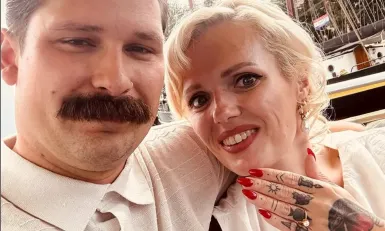 Een man en een vrouw laten een ring zien