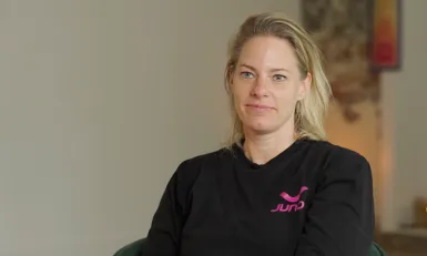 een vrouw met een zwarte trui