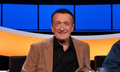 Meneer met zwart overhemd en bruin colbert