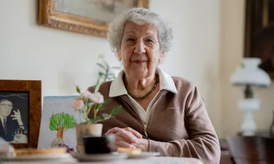Tineke Sligting in haar woonkamer 