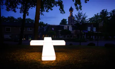 Wit lichtgevend kruis