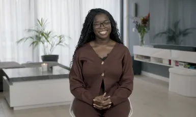 Vrouw met krullen