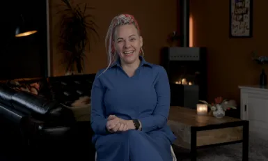 Lachende vrouw met blauwe polo