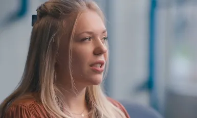 een vrouw kijkt opzij