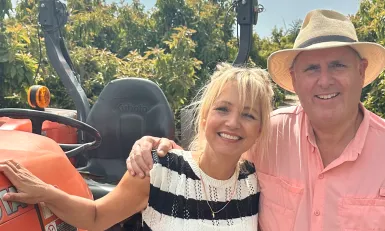 twee mensen voor een trekker