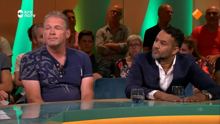 Still van Te gast: Fernando Halman, Shirma Rouse, Herman Ram, Gianni Romme, Erik van Muiswinkel, Adeel Siddiqie en de broers Baltissen. Te gast: Fernando Halman, Shirma Rouse, Herman Ram, Gianni Romme, Erik van Muiswinkel, Adeel Siddiqie en de broers Baltissen.