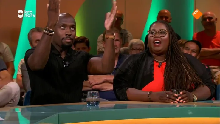 Still van Te gast: Fernando Halman, Shirma Rouse, Herman Ram, Gianni Romme, Erik van Muiswinkel, Adeel Siddiqie en de broers Baltissen. Te gast: Fernando Halman, Shirma Rouse, Herman Ram, Gianni Romme, Erik van Muiswinkel, Adeel Siddiqie en de broers Baltissen.