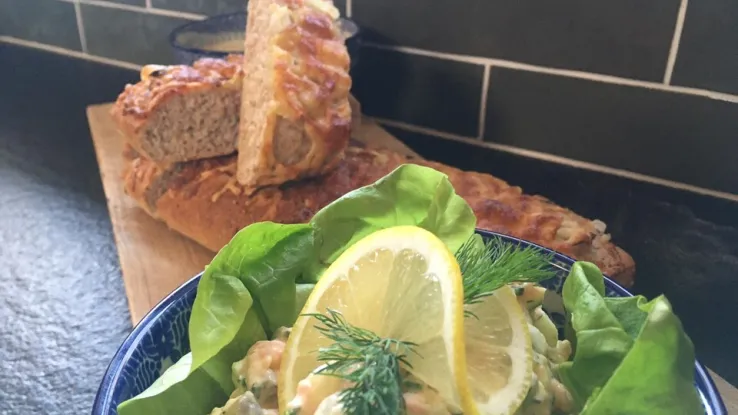 Mosterdsoep met kaas-uienstokbrood en zalmsalade Mosterdsoep met kaas-uienstokbrood en zalmsalade