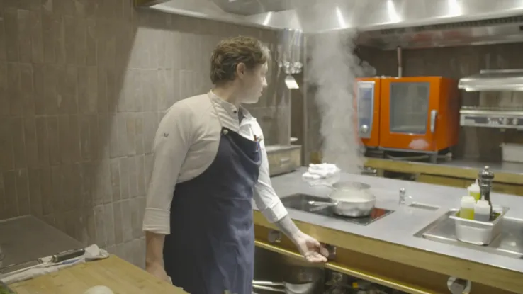 In de aflevering is te zien hoe sterrenchef Syrco Bakker mosselen op een heerlijke klassieke manier bereidt. Recept: Mosselen klassiek stomen