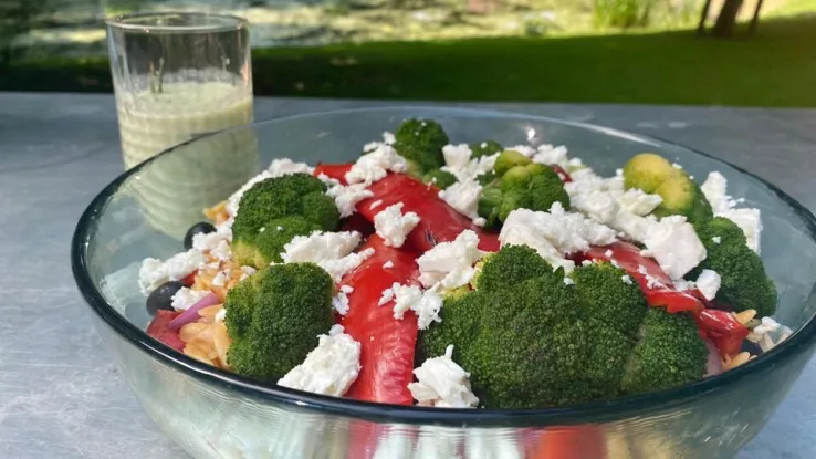 Sharon de Miranda maakt in de buitenkeuken een heerlijke orzo met broccoli, feta en gegrilde paprika. Orzo met broccoli, feta en gegrilde paprika