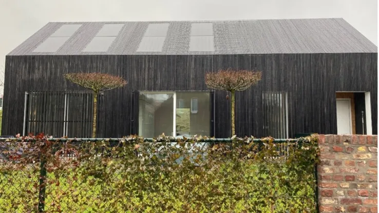 Passieve woning, zelf ontworpen én gebouwd passend binnen hun eigen levensfilosofie van minimalistisch leven. Zwart Wit ecohuis Stevensweert