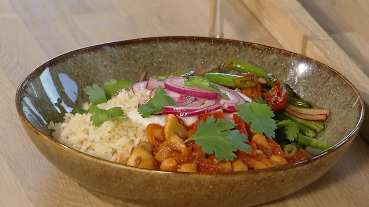Stoofpotje van kikkererwten met zilvervliesrijst en een salade van sperziebonen Stoofpotje van kikkererwten