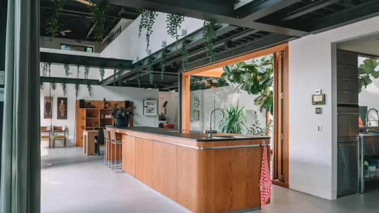 Het kantoorpand staat al een paar jaar te koop als Luciënne en Ruud tijdens een wandeling voor deze plek vallen. Ze durven het oude pand te kopen en verbouwen het tot een waanzinnig moderne woning. Villa in Haarlemmermeer