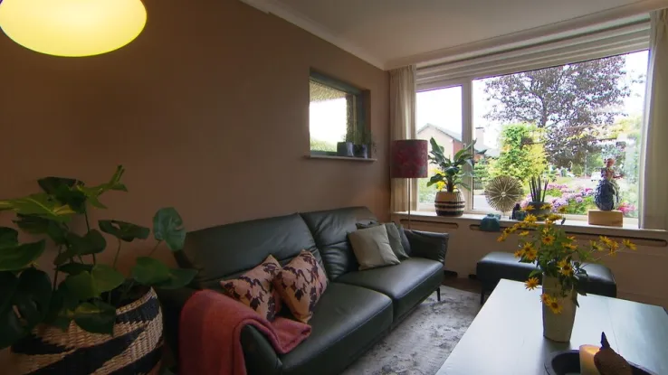 In het Limburgse dorpje Heel zijn Jan en Cecile nog maar net gaan samenwonen in het huis van Cecile. In een interieur met háár meubels en háár vele herinneringen. Samenwonen in de zitkamer in Heel