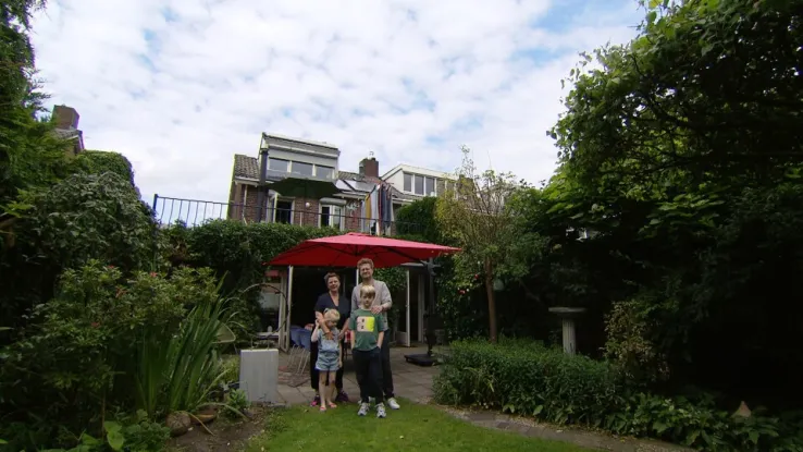 Het jaren 60 huis van Frederiek en Jos in Rosmalen is een en al kleur. Ze hebben hun huis ingericht op gevoel en het is een mix en match van oude meubels, veel kunst en planten. Colourblock in Rosmalen