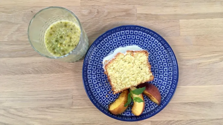 Kokoscake met gebakken perzik en matcha thee Kokoscake met gebakken perzik en matcha thee