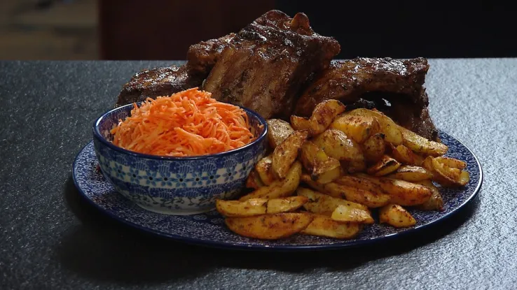 Honing geglaceerde varkensribbetjes met cajun aardappeltjes en een wortelsalade. Honing geglaceerde varkensribbetjes met aardappel-wortelsalade