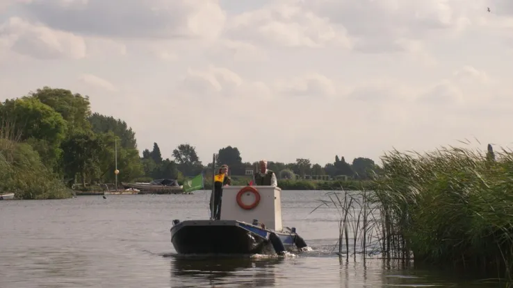 Boswachter Marieke Schatteleijn is in natuur- en recreatiegebied Rottemeren, waar de rivier de Rotte als ruggengraat van Rotterdam doorheen loopt. Collega Dick van Stegeren neemt Marieke per boot mee over de Rotte waar ze langs een paar prachtige natuurparels komen. Marieke op Safari Rottemeren