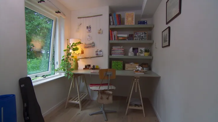 Theo-Bert is in Ruinen, waar hij de werkkamer van Anne een nieuw leven in blaast. Werkkamer in Ruinen