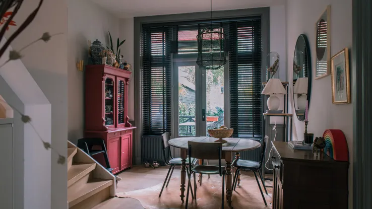 Een huis vol tweedehands vondsten in Amsterdam. Een huis vol tweedehands vondsten in Amsterdam