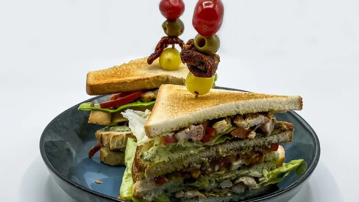Chef-kok Ramon Brugman onthuld zijn grootse geheim… namelijk het recept voor het de lekkerste club sandwich; de club sandwich alla Ramon. Club sandwich a la Ramon