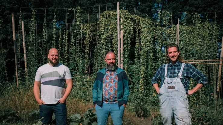 Chef-kok Ramon Brugman is in Utrecht bij bierbrouwer Ronald van de Streek en hopboer Jamie Nee. Hopboer en bierbrouwer